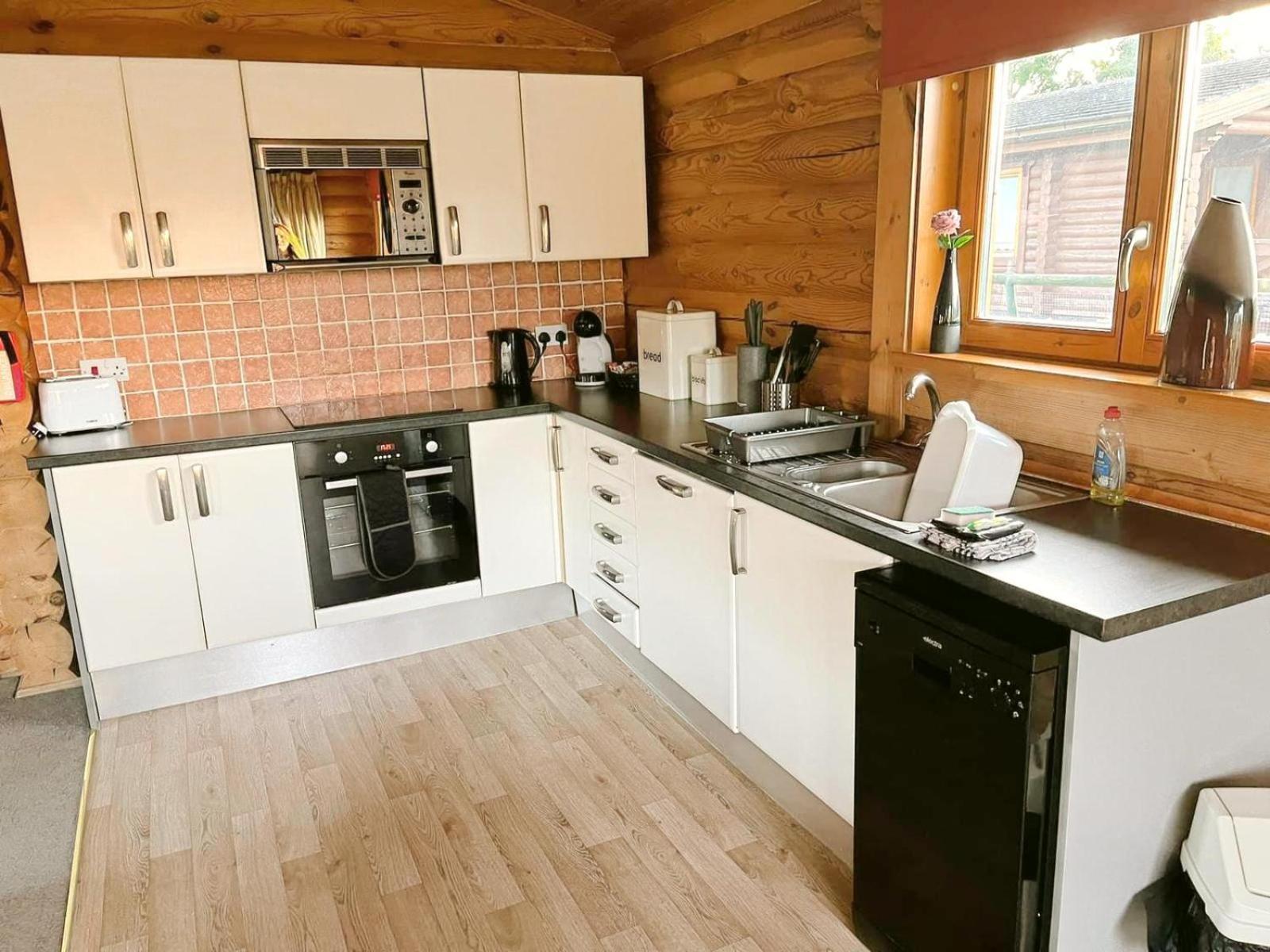 Little Eden Country Park, Bridlington With Private Hot Tubs Villa Room photo